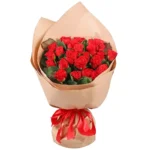 Букет из 25 роз алого цвета в крафте (50см)